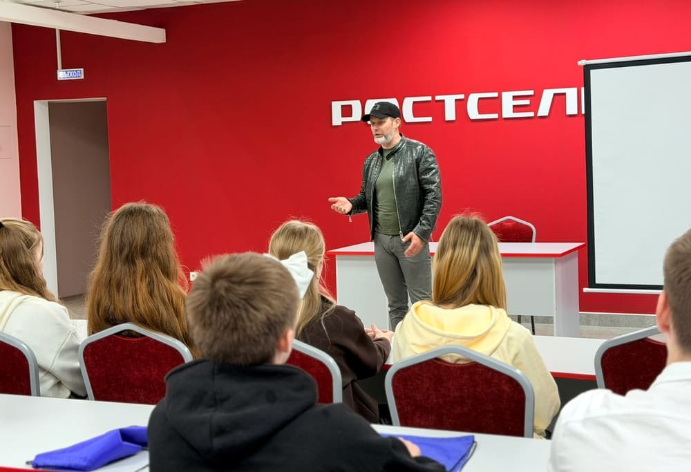 Встреча началась с приветственного слова Руслана Мухаева, директора дилерского центра 2