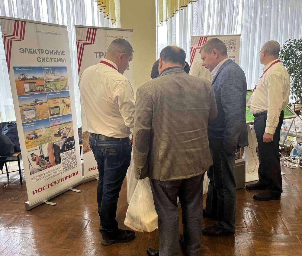 Стенд Ростсельмаш и «Агропромсервис» пользовался вниманием аграриев области